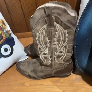 Women’s cowboy boots.